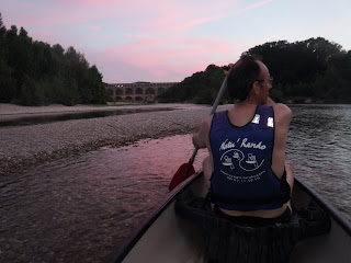 canoe de nuit au crépuscule