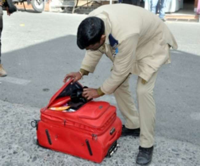 लखनऊ : ट्रेन में छूटा हुआ बैग RPF ने सकुशल यात्री को लौटाया 