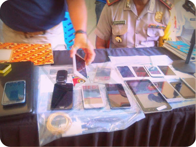 Dari hasil penangkapan, polisi menyita 22 unit HP, 1 unit ponsel tablet dan 1 unit laptop serta uang tunai sebesar Rp500.000. 