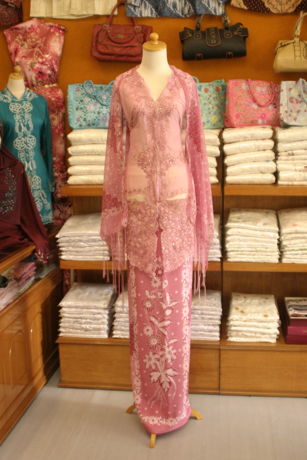 Annisa Sulaman & Bordiran : Baju kurung & kebaya