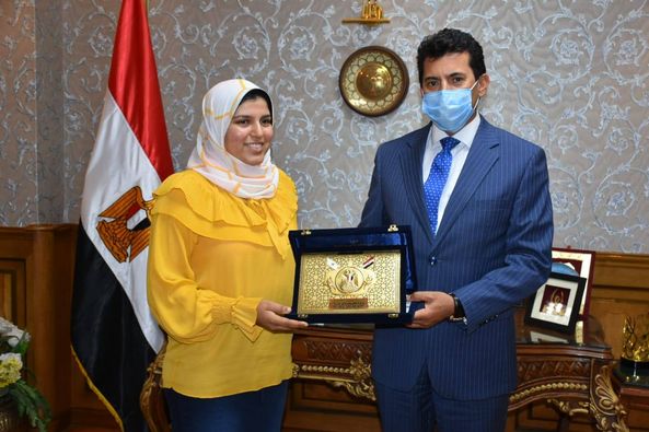 وزير الشباب  يُكرم الطالبة آية طه حسين لتفوقها العلمي في  الثانوية العامة