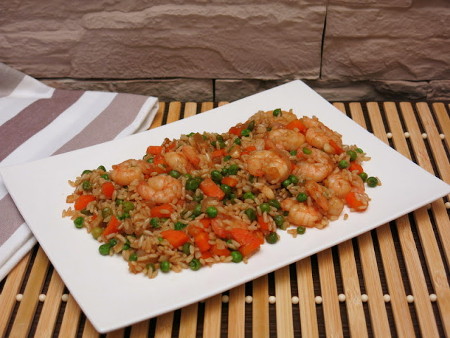 SALTEADO DE ARROZ CON GAMBAS Y GUISANTES