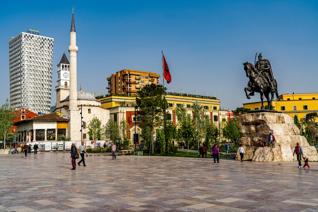 Nel centro di Tirana, piazza Skanderbeg