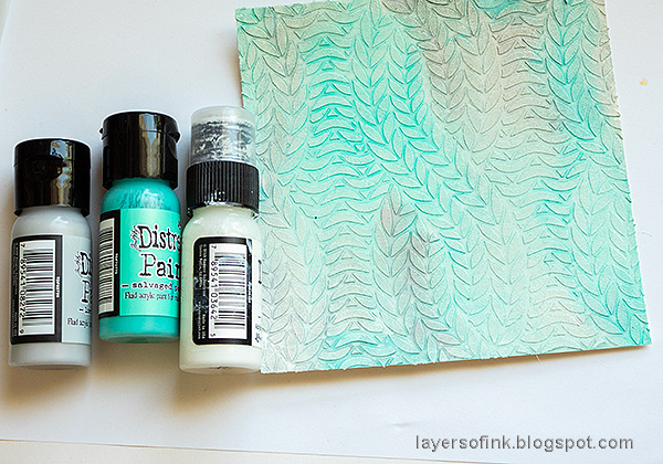 Layers of ink - Knitting Card Tutorial by Anna-Karin Evaldsson. Apply Texture Paste through the Simon Says Stamp Chunky Knit stencil. Paint with Distress Paint.