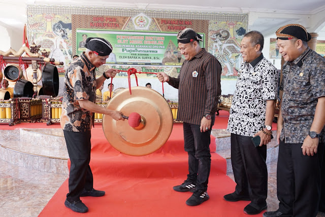 Terima Alat Musik Gamelan, Rianto Berikan Kejutan Mengupah-Upah Bupati Asahan