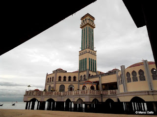 MEZQUITA FLOTANTE MASJID TERAPUNG. PENANG, MALASIA