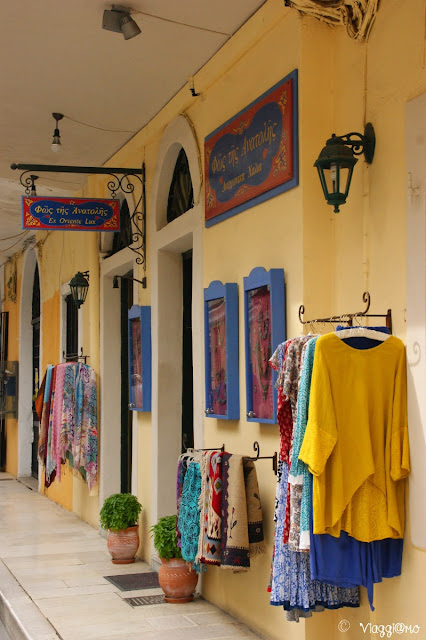Uno dei negozi tipici del centro storico di Corfù