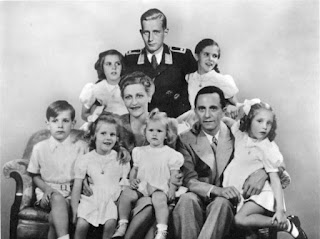 El matrimonio Goebbels con sus hijos, Harald Quandt de pie en el centro