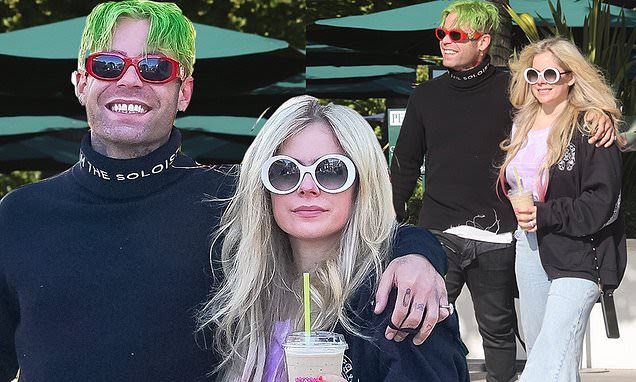 Avril Lavigne parece enamorada mientras camina del brazo con su novio Mod Sun