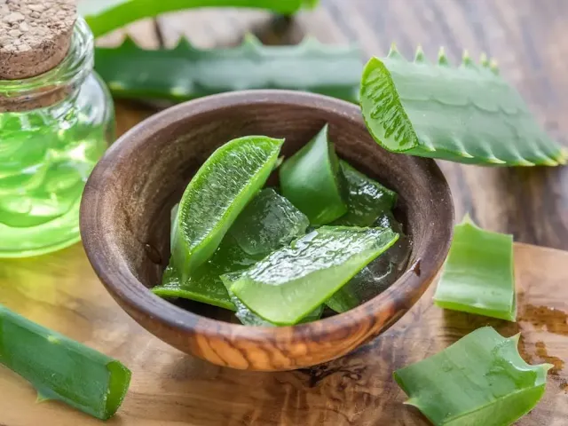 Tarro de cerámica con trozos de aloe vera