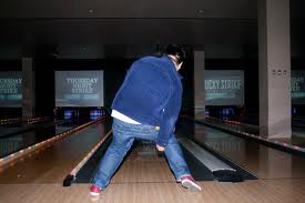 Father and daughter activities: Bowling - behind the back