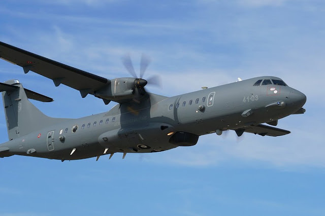 Leonardo ATR-72 paratrooper jump demonstration