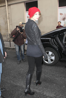 Taylor Swift - Leaving Fouquet's Restaurant at Paris