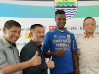 Ezechiel Striker Baru Persib Pengganti Cole dan Van Dijk