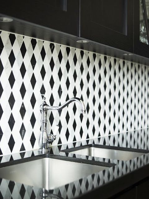 Close up of the bold trellis pattern black and white backsplash