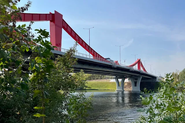 Москва-река в районе улицы Мясищева, строящийся автомобильный мост