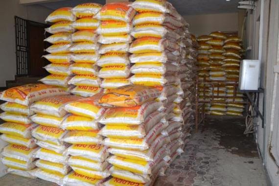 1 Fayose Distributes Rice, Chicken, Cash To Ekiti People [See Photos]