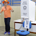 Prefeito David Almeida vota no Morro da Liberdade e destaca confronto de gerações nas urnas