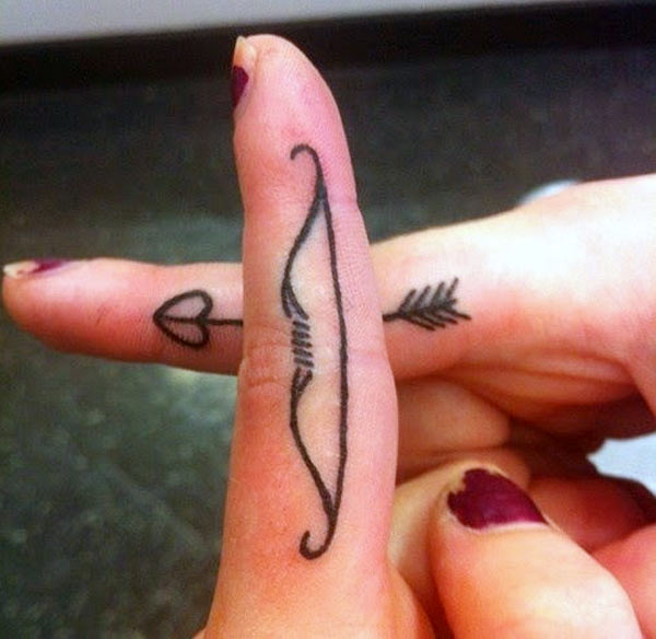 Simple bow and arrow design black ink work tattoo designs on two fingers give a different look.