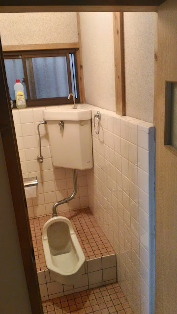 Les toilettes du Rez-de-chaussé, traditionnelles Japonaise