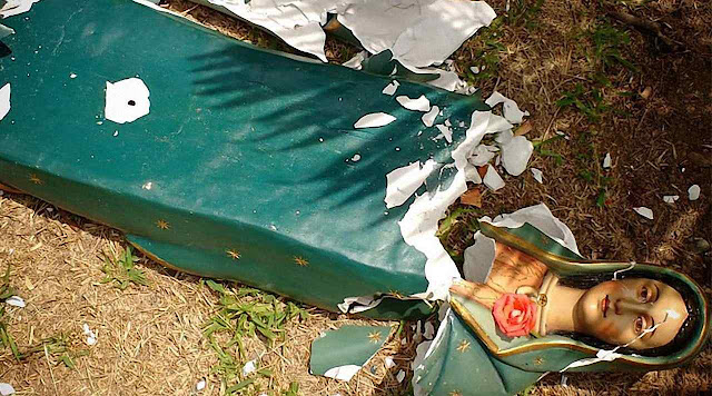 Imagem de Nossa Senhora de Guadalupe destruída em Lima, Peru