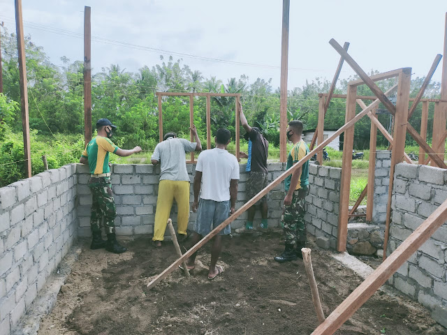 Satgas Yonarmed 9 Kostrad Melaksanakan Karya Bakti di Desa Tiowor