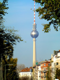 La Torre de Alexander Platz y el reflejo en forma de cruz