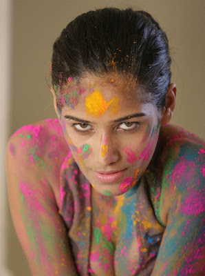 Hot Model of India Poonam Pandey Holi Wallpaper