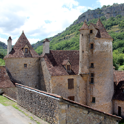 Elegant manor houses flanked by turrets, mansions, castles and half-timbered houses.