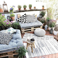 Terrazas y balcones decorados con pallets de madera