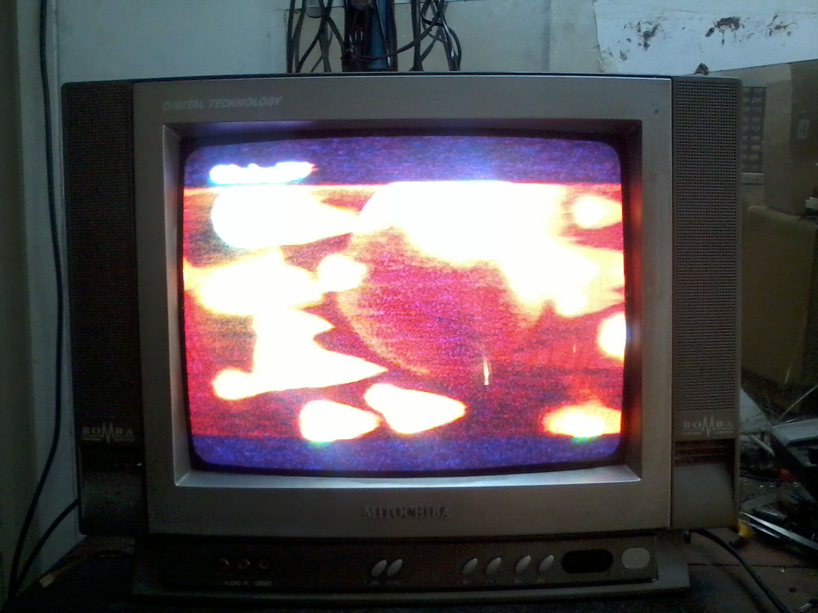 paimosubroto: gambar tv crt warnanya tercampur