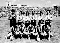 ATHLETIC CLUB DE BILBAO - Bilbao, España - Temporada 1982-83 - Zubizarrreta, De Andrés, Núñez, De la Fuente, Urquiaga, Liceranzu; Dani, Sola, Sarabia, Urtubi y Argote - U. D. LAS PALMAS 1 (De Andrés p.p.) ATHLETIC CLUB DE BILBAO 5 (Sarabia 2, Dani, Argote, Urtubi) - 01/05/1983 - Liga de 1ª División, jornada 34 - Las Palmas de Gran Canaria, estadio Insular - El Athletic se proclama Campeón de la Liga, con Javier Clemente de entrenador