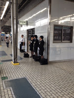 altri controllori in divisa attendono lo shinkansen