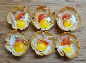 Tartaletas con obleas de empanadillas y huevos de codorniz