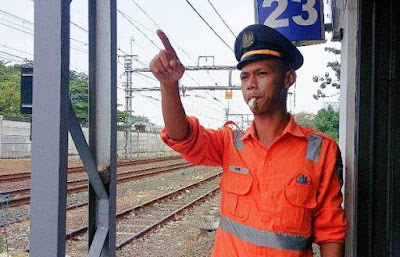 gaji penjaga palang pintu kereta api