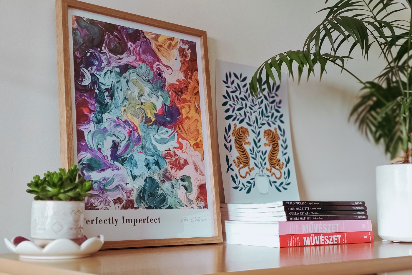 nappali kreatív sarok dekorálás könyvekkel és képekkel