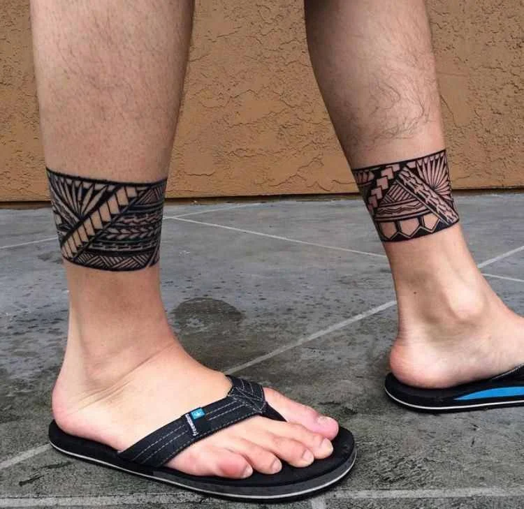 tatuaje maori en hombre, tatuaje tradicional polinesio para hombre