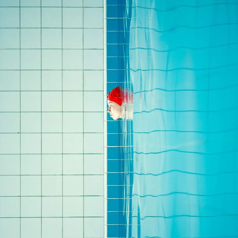 Cuerpos reflejados en piscinas, un baño estético con Maria Svarbova