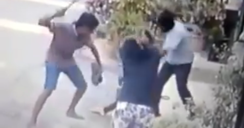 (Video) Wanita Parah Ditetak Suami Sendiri Dihadapan Rumah 