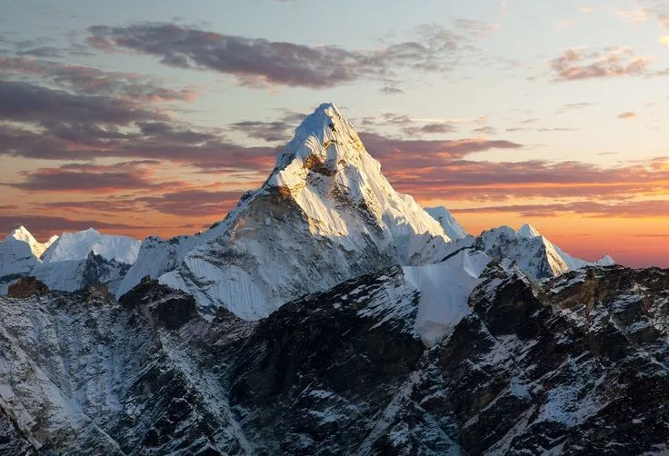 La cima del Monte Everest se derrite de una manera muy alarmante, el monte Everest va quedándose sin hielo, cambio Climático en el monte Everest