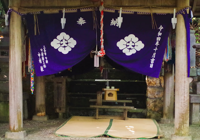 湯神社的一座小建築。 神社本身位於後方。
