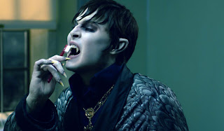 O vampiro Barnabas Collins escovando os dentes - Sombras da Noite