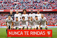 SEVILLA F. C. Temporada 2022-23. Marko Dmitrović, En-Nesyri, Loïc Badé, Pape Gueye, Fernando. Lucas Ocampos, Marcos Acuña, Bryan Gil, Papu Gómez, Gonzalo Montiel, Nemanja Gudelj. SEVILLA F. C. 0 🆚 GIRONA F. C. 2 Lunes 01/05/2023, 21:00 horas. Campeonato de Liga de 1ª División, jornada 32. Sevilla, estadio Ramón Sánchez Pizjuán: 35.360 espectadores. GOLES: ⚽0-1: 23’, Juanpe. ⚽0-2: 55’, Taty Castellanos.