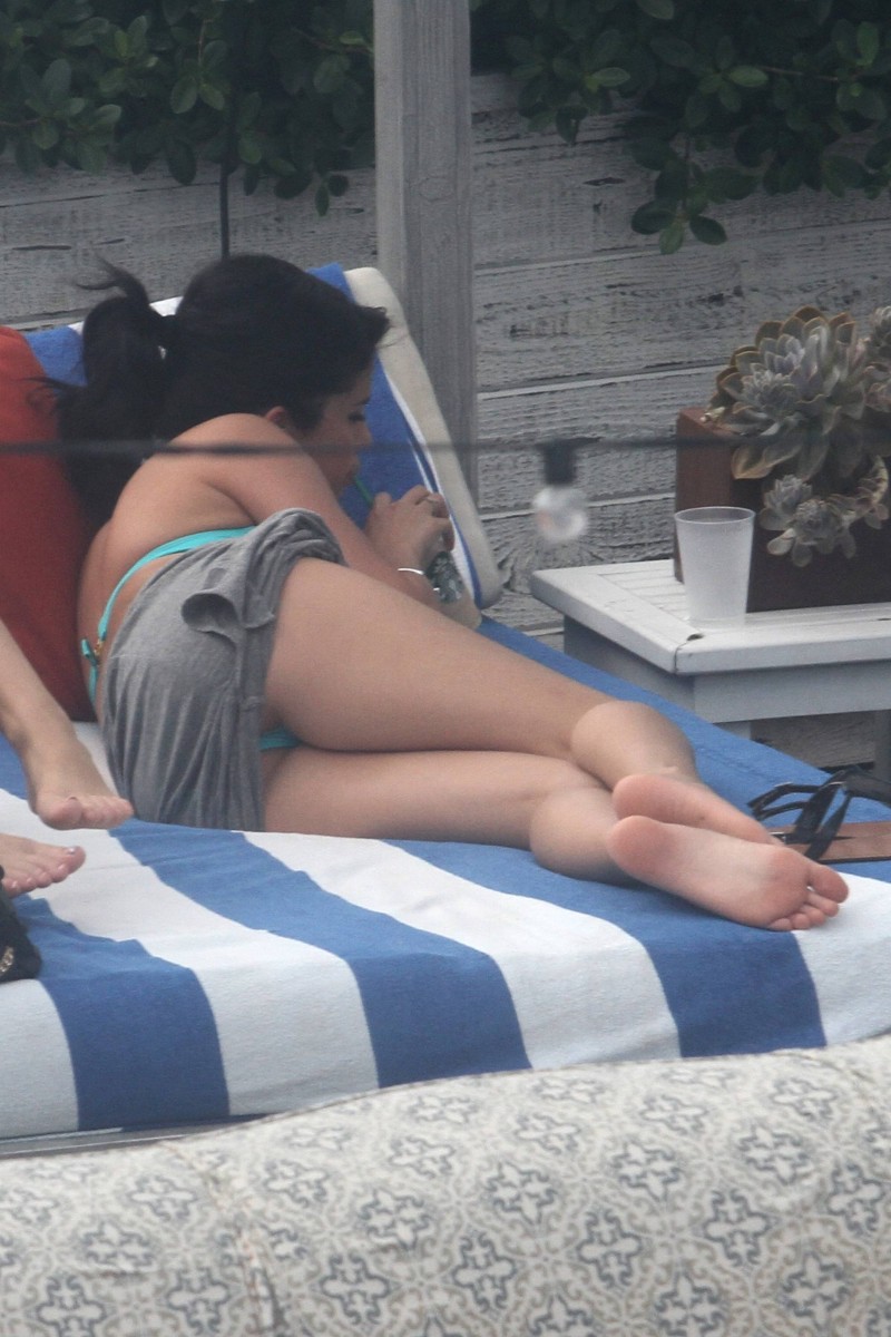 Selena-Gomez-Bikini-Crotch-Ass-Shots-Poolside-In-Miami-01.jpg