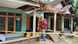  Teras Rumah Warga Probolinggo Hancur Terkena Ledakan Akibat Dilempari Mercon