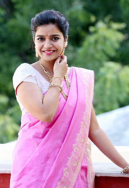 Tollywood actress Swathi Reddy smiling pics in saree