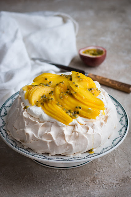 Pavlova aux mangues et fruits de la passion