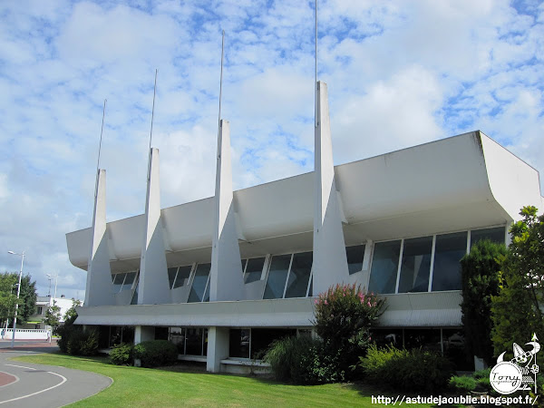 astudejaoublie Royan - Piscine couverte, et seconde tribune du stade Municipal.  Architecte: M. Legrand  Construction: 1968