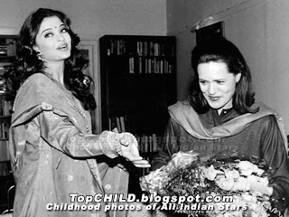 aishwarya rai  with her Sonia gandhi. A rare photo