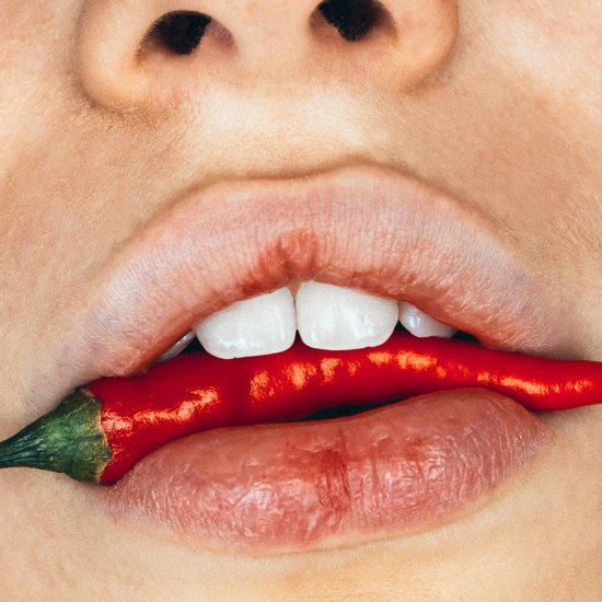 Nastia Cloutier-Ignatiev fotografia artística close-ups bocas beijos amor rosa vermelho sensual paixão mulheres casais